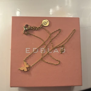 Halsband edblad - Fjärillshalsband från edblad, gulligt o cleant. Inga defekter, ask fås med💞