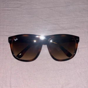 Rayban Boyfriend - Rayban boyfriend glasögon, de är använda ett fåtal gånger (5-10) och har inga tecken på användning alls. Supersköna och bra passform, det kommer ett fodral vid köp.
