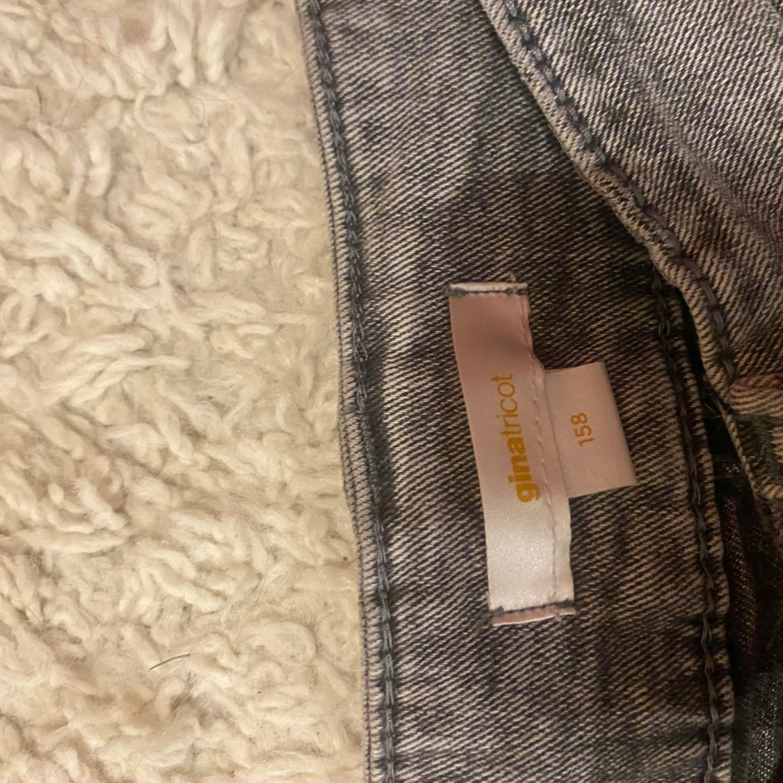 Grå bootcut jeans från Gina Tricot - 2