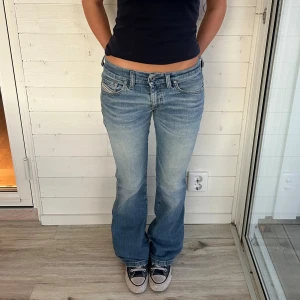 Ljusblå diesel jeans   - Ljusblå lågmidjade diesel jeans i storlek XS. De är lite slitna i grenen. midja: 38x2 cm innerben: 80 cm