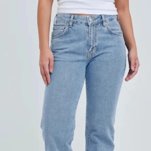Ljusblå raka jeans low waist - Säljer ett par ljusblå jeans med låg midja och raka ben, toppenskick o nästan helt nya! 