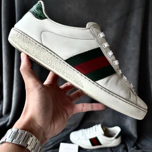 Gucci skor - Gucci ace skor | orginalstorlek 9/43, fråga om innermått vid osäkerhet | ingår: äkthetskort | fraktar spårbart eller möts upp i Täby📍
