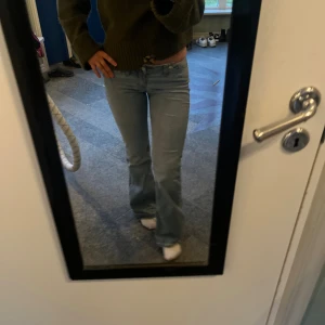 Nelly lowwaist bootcut-jeans - Storlek: xs/34💕. Säljer ett par snygga ljusblåa lågmidjade bootcut- jeans från Nelly! Säljer då de inte kommer tillanvändning. Har själv använt de ett par gånger men de har inga synliga defekter. Uppsprättningen i midjan och längst ner är detaljer som är menade att vara där!💕 Hör av dig vid frågor eller funderingar!💓