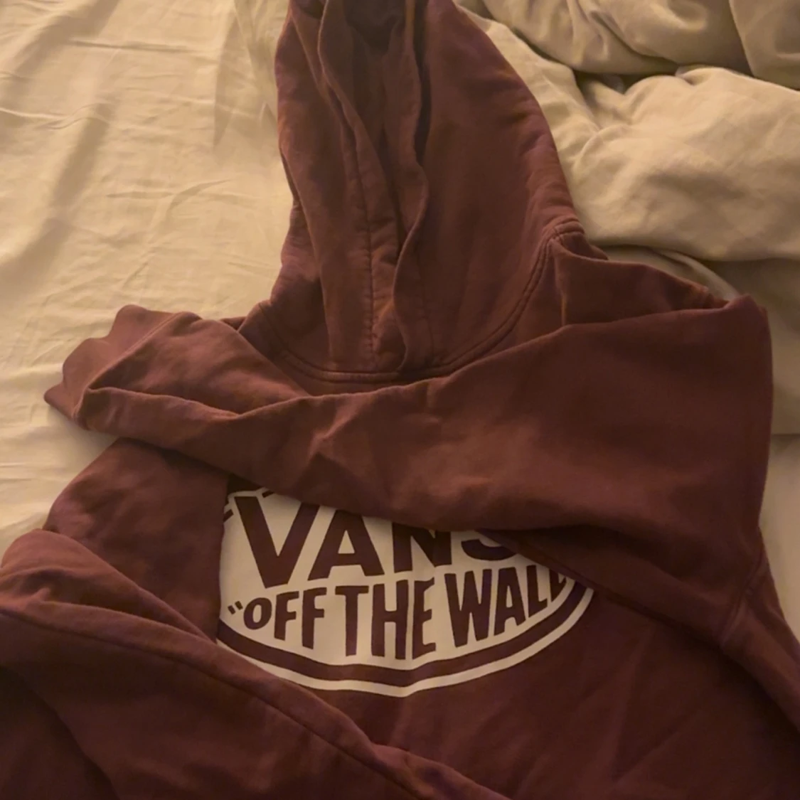 Vinröd Vans hoodie XL, jag är 13 år och den är lite för liten för mig, vet inte varför det står XL - 1