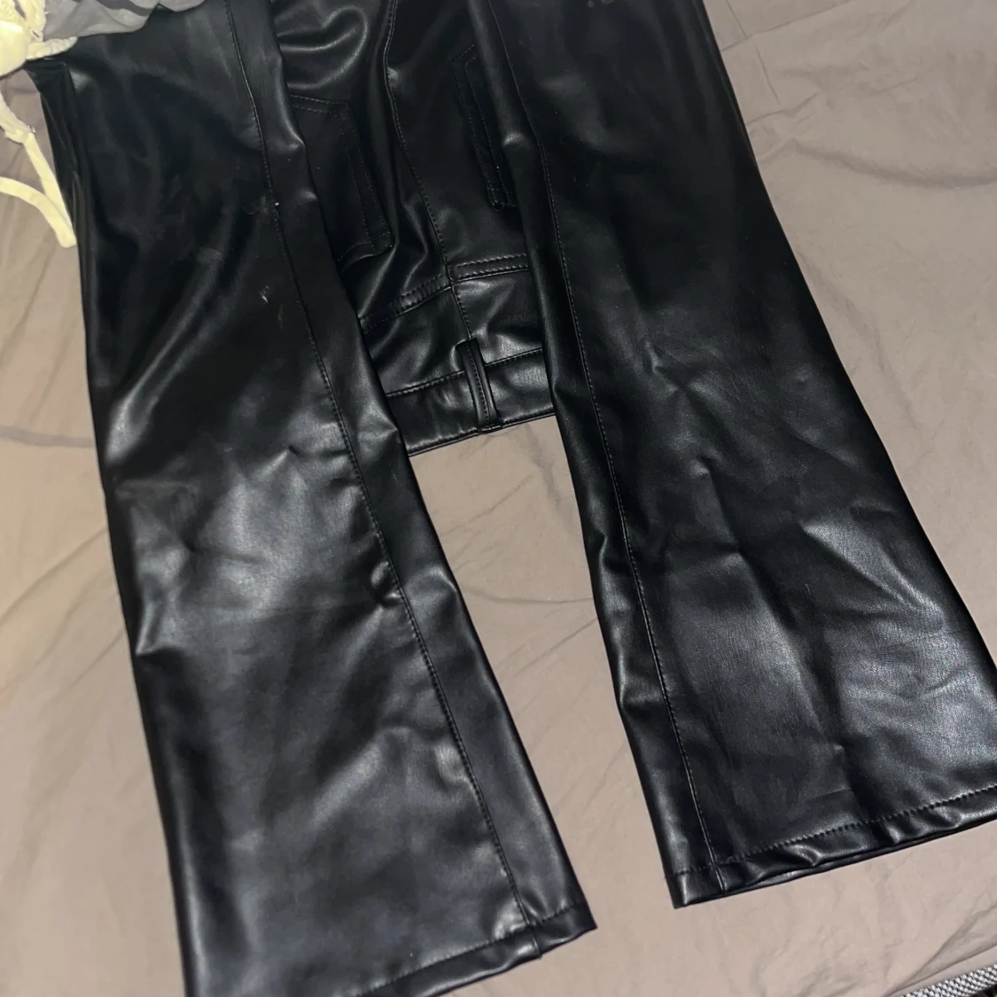 Svarta skinnbyxor från Vero Moda - 1