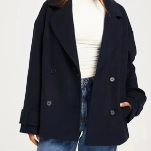 Mörkblå ullkappa från Nelly  - Snygg mörkblå kappa i ull med bred krage och dubbelknäppning. Jackan har en rak och oversized passform, långa ärmar och stilrena knappar framtill. Perfekt för dig som vill ha en klassisk och trendig look i höst. Skriv privat för bättre bilder:) 