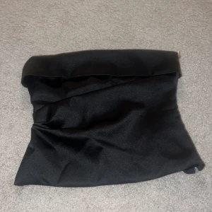 Svart topp från Zara - Stilren svart topp från Zara. Använd en gång så bra skick. Storlek M