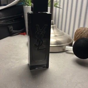 Ysl myself parfym - Säljer denna exclusiva parfym från ysl mycket fräsch och passar året om. 60 ml från början men kanske 25 ml kvar