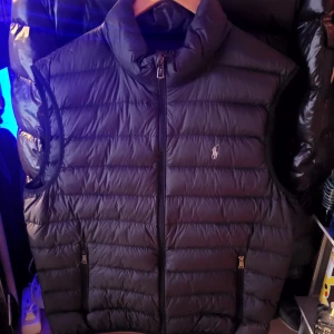 Ralph lauren väst  - Tja säljer min Ralph lauren väst då jag tröttnat på den. Den är XL men sitter mer som L typ. Riktigt nice väst om du skulle fråga mig, Inga skador använd ksk 10gånger minst 