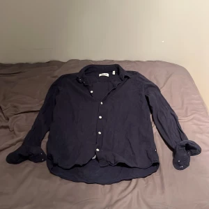 Mörkblå linneskjorta från Solid - En fet linne skjorta fån solid använd få antal gånger          Ny pris 550kr