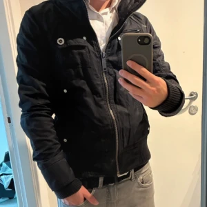 Svart fieldjacket från Genuine - Svart bomberjacka från Genuine, bra skick, har lite högre krage 
