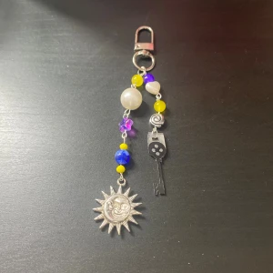 Coraline keychain - Coraline keychain handgjord av mig! Kontakta innan du trycker på köp nu💞   !SNÄLLA TA EJ INSTABOX💕, kan hända att jag inte kan skicka om du väljer instabox