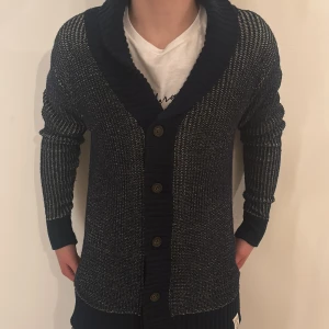 Unik stickad cardigan  - Skit fet cardigan. Väldigt unik och svår att hitta ny. Inga defekter finns. Vårat pris endast 699 priset kan alltid diskuteras 