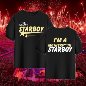 Starboy t-shirt The Weeknd (OSLÄPPT MERCH) - (NY OSLÄPPT MERCH) Cool svart t-shirt med tryck från The Weeknd och texten 'Starboy' fram och 'I'm a motherf***in' Starboy' bak. Oversized passform och klassisk rund hals. Perfekt för dig som älskar the weeknd och vill sticka ut på konserten. 
