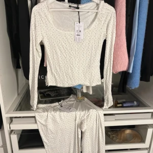 Pyjamas set  - Pyjamas / lounge sett från Gina. Lapp kvar på båda. Byxor Xs, tröja S. Köpt för 650kr. Postar samma dag!!