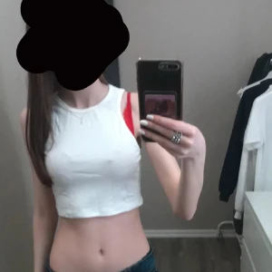 Vit croppad ribbad linnetopp - Säljer en vit croppad linnetopp med ribbad struktur. Toppen är ärmlös och har en rund halsringning, perfekt för dig som gillar en enkel och clean look. Materialet är mjukt och stretchigt, vilket gör den skön att bära. Passar dig som vill ha en basic topp med lite edge.