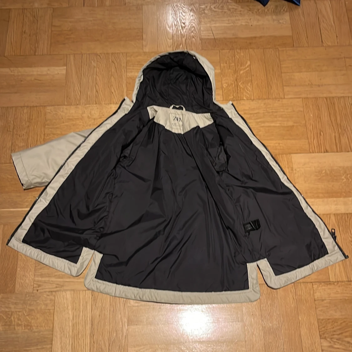 Beige vindjacka med huva från Zara - 3