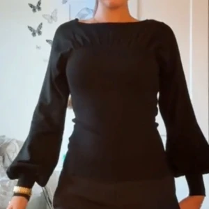 Svart tröja  - Säljer en svart långärmad topp från & other stories. Modellen är figurnära och har en stilren look som passar perfekt till jeans eller kjol. Storlek XS använt en gång🩷 nypris 990kr