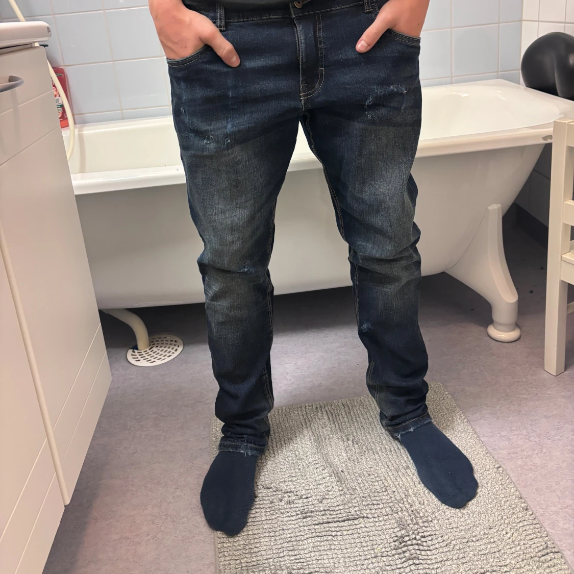 Mörk blåa jeans med snygg slitning  - 3