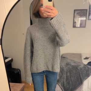 Stickad tröja med hög krage - Jättefin stickad tröja från H&M med hög krage!!🤍