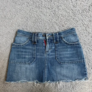 Lowwaist vintage jeanskjol - Säljer en blå vintage jeanskjol som nu är för liten för mig. Den är lowwaist och ganska kort men supersnygg!! Passar dig som har xs🩵