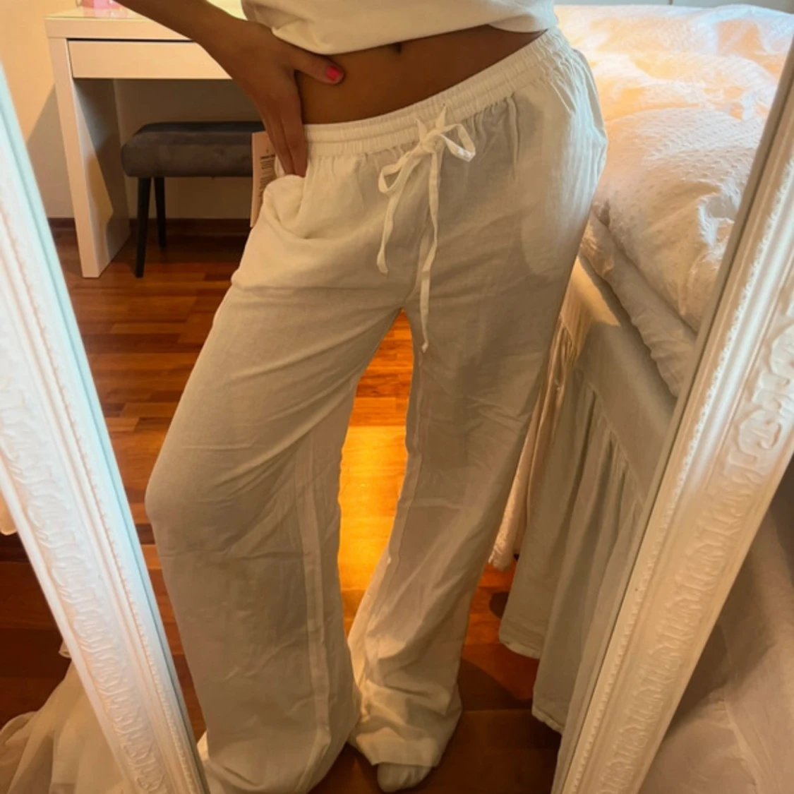 Vita linnebyxor med snörning från Nelly - 1