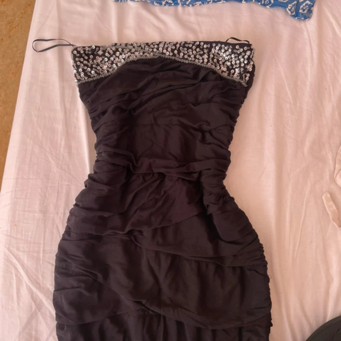 Svart paljettklänning från Quiz