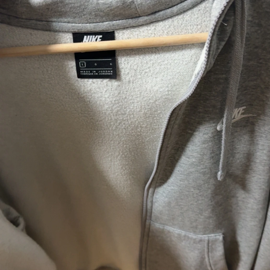 Grå hoodie från Nike med dragkedja - 1