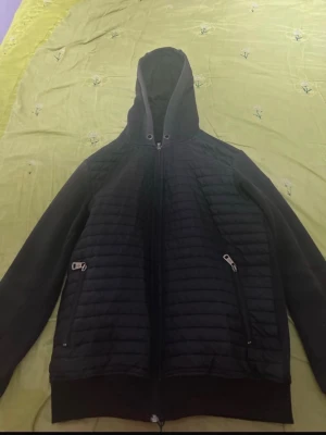 Svart vindjacka med huva från Moncler L - Säljer en fin Moncler som ni kan se på bilder så finns de en stor fläck dock jag vet inte om den kommer gå bort på tvätten därför säljer jag den billig även i armen så är den sönder lite kolla noga på bilder 