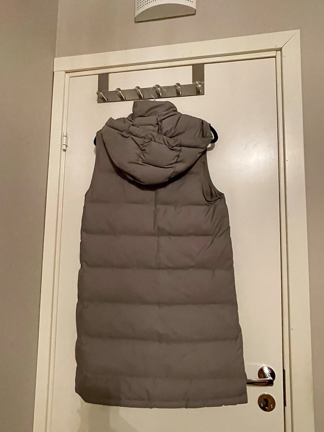 Lång grå dunväst med huva - 1