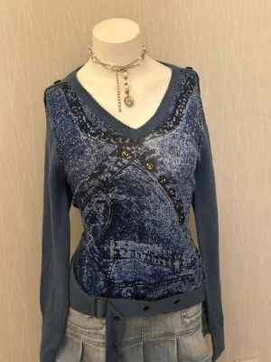 30% wool women's long-sleeve V-neck sweater  - 30% wool women's long-sleeve V-neck sweater with a denim print and button detailing