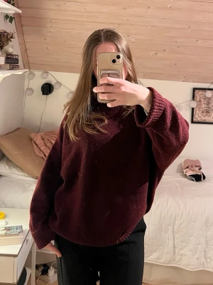 Vinröd oversized stickad tröja - En jättemysig vinröd stickad tröja i XS från vero moda. Den är dock stor i storlek, passar mer som en S/M. Den är väldigt varm och skön med ett material som inte sticks. Jag har endast använt den någon gång så är i mycket bra skick 🫶🏻