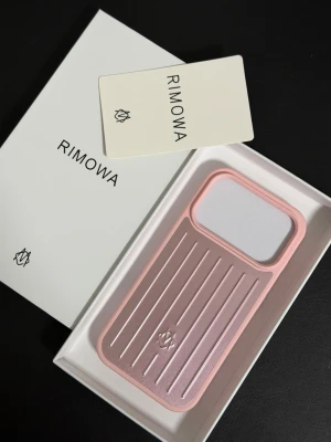 Rosa iPhone 17 Pro mobilskal från Rimowa - Snyggt rosa mobilskal från Rimowa med stilren design och högkvalitativ plast. Skalet har en slät yta och är anpassat för att skydda din mobil samtidigt som det ger en exklusiv känsla. Perfekt för dig som vill ha ett trendigt och tåligt skal.