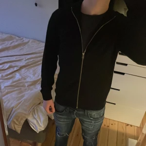 Jack & Jones fullzip hoodie  - Jack&jones fullzip hoodie storlek M i bra skick. Tröjan är fräsch och stilren. Nypris ungefär 649kr medan mitt pris är 249kr! Vid funderingar eller intresse tveka inte på att kontakta mig🌟