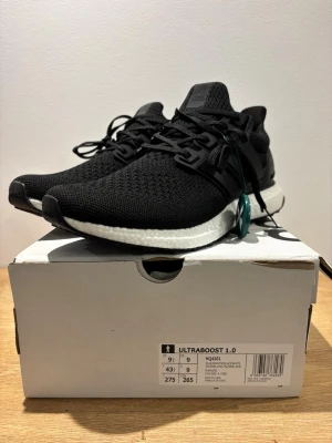 Adidas Ultraboost 1.0 - Adidas Ultraboost 1.0, Skick: 10/10 – helt oanvända, kommer med originalbox. Vid frågor eller intresse, skicka gärna ett DM.