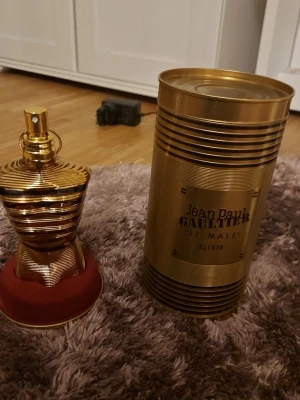 Jean Paul gaultier le male elixir - Den är helt ny. Fick den från födelsepresent men ville inte ha den. Den är helt äkta och inga repor-skador. Kontakta mig ifall ni är intresserade