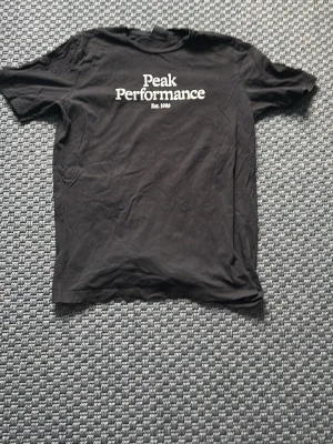 Peak Peformance t-shirt  - En snygg tröja från peak performance, inga fel på tröjan inga hål osv. Tröjan är då för liten för mig därför den säljes💫/mvh