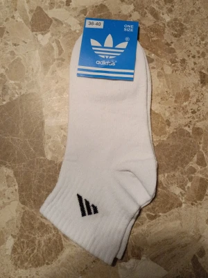 Vita Adidas strumpor nya - Mycket fina strumpor som är jättesköna. Nya med etikett. Prislista följer nedan. Meddela mig vid hur många par ni vill ha.        1 par: 34 kr. 