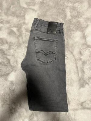 Grå Replay anbass hyperflex - Snygga gråa replay anbass jeans. Nästan nya använda 1-2 ggr säljer pågrund av att de va lite små för mig. Jättebra skick. De bara skriva ifall ni har några funderingar eller vill ha mer bilder 