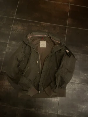 Moncler Jacka - Sjukt fet olivgrön Moncler Windbreaker / Field Jacka, ” Lefort Giubitto”. Storlek 3 passar M. Bra skick nån knapp borta vid dragkedjan men inget farligt. Nypris runt 10.000 svenska riksdaler. Skicka gärna prisförslag och är väldigt öppen för byten!!! 🙋‍♂️🙋‍♂️🙋‍♂️