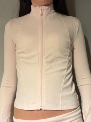 Ljusrosa ziptröja från Gina Tricot - Ljusrosa långärmad tröja från Gina Tricot. Endast använd en gång.