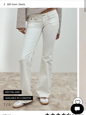 Nelly jeans 34, short 🥰 - Snygga vita bootcut jeans från Nelly med klassisk femficksdesign och ljusa sömmar. Jeansen har normal passform och är perfekta för en trendig och fräsch look. Stängs med dragkedja och knapp framtill. Storlek 34 short, passar mig perf som är 167!!