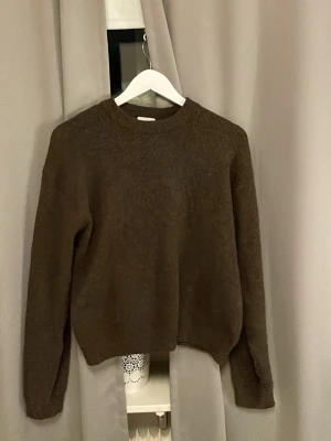 Brun stickad tröja från H&M - Storlek xs, sitter jättefint! Säljer för den kommer inte till användning, använt max 3 gånger och är i perfekt skick!
