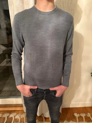 Uniqlo tröja  - Tjabba! Säljer nu denna uniqlo tröjan i storlek xs! Den är i ett okej skick, 7/10! Om ni har några tankar eller funderingar så är det bara att hör av sig!😁