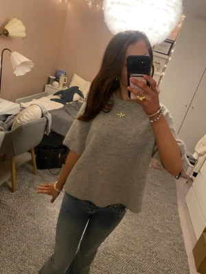 Grå stickad kortärmad tröja från Gina - Nästan helt oanvänd! Ska vara oversized så för mig som har xs är den lagom💗