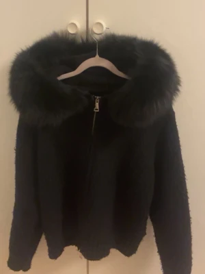 Fur jacket  - Säljer nu en tvär fet fur jacka från Alessa. Storlek s och är i bra skick, lite nopprig men Annas perfekt, hör gärna av er om ni vill ha mer info eller bilder 💫