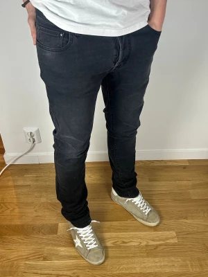 Jacob Cohën Bard  - Size: W32 Skick: 9/10, väldigt bra utan märkbara defekter. Retail pris: 4000kr (+). Modellen är 185cm och väger 78kg. Mått: 42x110 (Ytterben + midja) Hör av dig vid frågor eller funderingar!