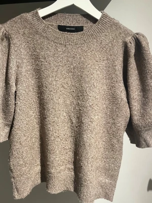 Stickad tröja med puffärm – Vero Moda – strl M - Superfin stickad tröja från Vero Moda med puffärmar 🤎 Mjuk och skön, passar perfekt till jeans eller kjol. Använd fåtal gånger, mycket fint skick. Säljs pga kommer ej till användning.