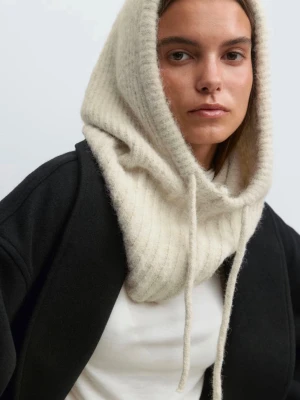 Beige stickad huvhalsduk med snören - Slutsåld populär balaklava från gina tricot❣️ Knappt använd 