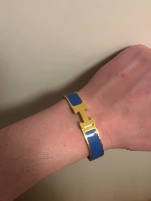 Exklusivt armband - Exklusivt armband i blått med guld detaljer